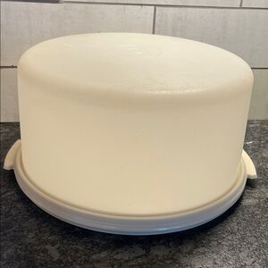 Jumbo White Cake Carrier by Tupperware. 12x7   Exc condition